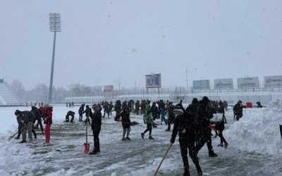 Danas se na Gradskom stadionu nastavlja či&scaron;ćenje terena od snijega