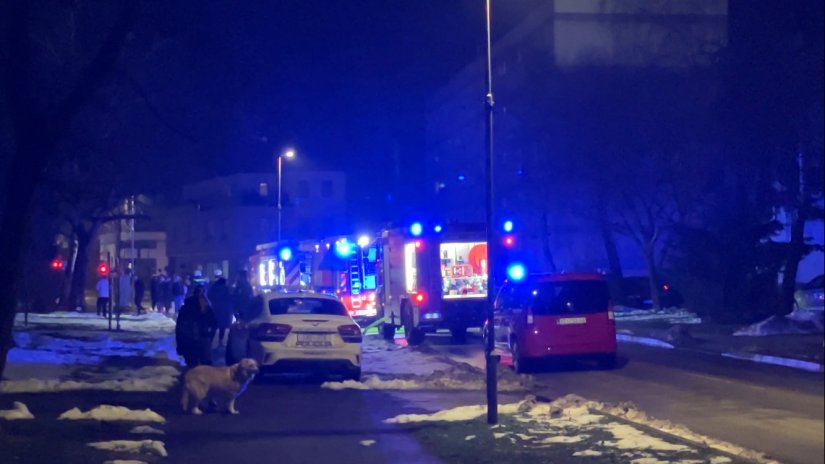 VIDEO Vatrogasci na intervenciji požara stana na Banfici