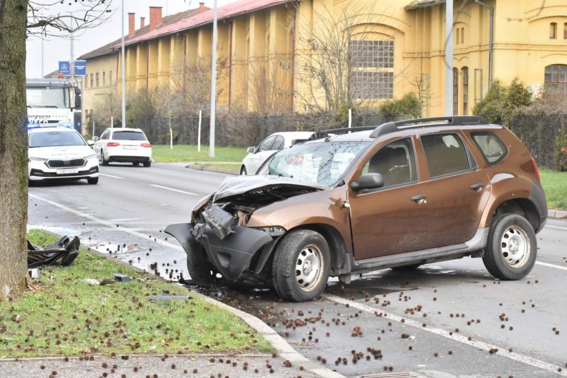 FOTO Prometna nesreća u Optujskoj ulici: vozilom udario u stablo, vozač prevezen u bolnicu
