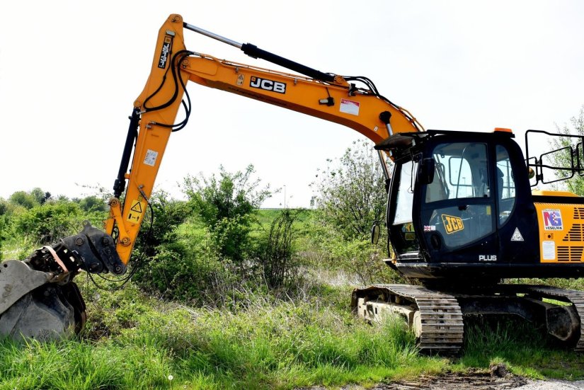 S neobrađene parcele u Klenovniku ukradeni dijelovi bagera