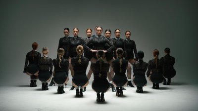 Elegantni kostimi, crno bijela čipka: pogledajte novi video plesne skupine Mantra