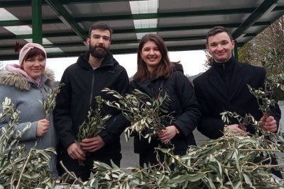 FOTO Članovi HDZ-a uoči Cvjetnice građanima podijelili maslinove grančice