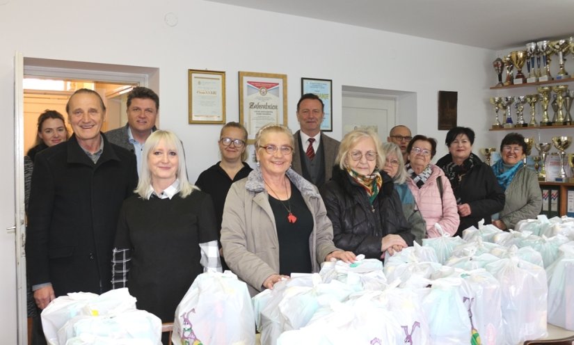 FOTO Umirovljenike razveselili sa čak 180 uskr&scaron;njih paketa