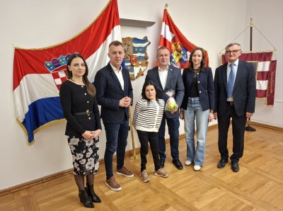 Članovi DDICDP-a Varaždin darivali županijske dužnosnike uskrsnim pisanicama