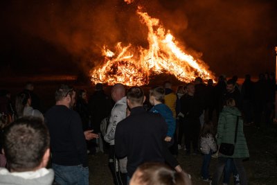 GORNJI KNEGINEC Mno&scaron;tvo mje&scaron;tana sinoć se okupilo na tradicionalom paljenju vuzmenke na ribnjacima