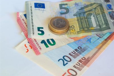 Prosječna mjesečna neto plaća za veljaču 1527 eura, najbolje plaće - u farmaciji