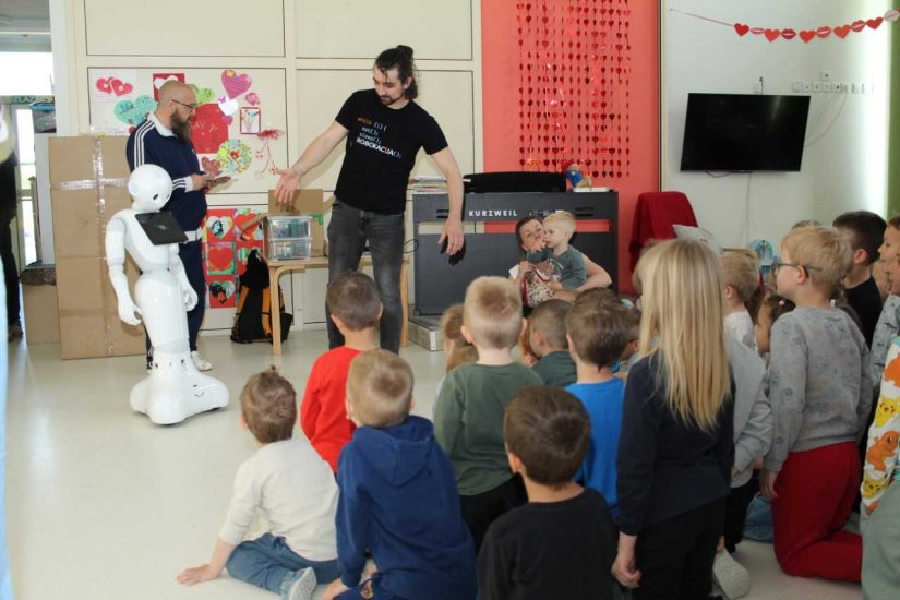 FOTO Vrtićarce u Kućanu posjetili humanoidni roboti Pepper i Nao