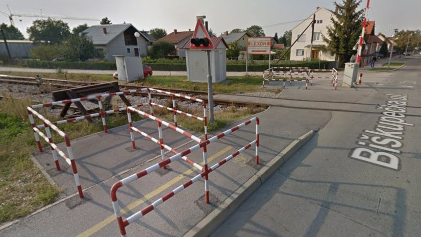 U gluho doba noći se vozio pijan i zabio se u metalnu ogradu željezničkog prijelaza