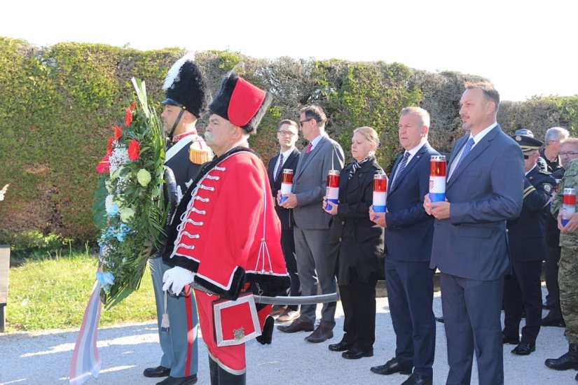 FOTO Sjećanje na &bdquo;Bljesak&ldquo; &ndash; vijenci i svijeće za hrvatske branitelje koji su u 32 sata ispisali povijest