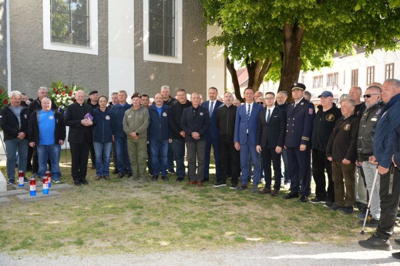 FOTO Obilježena 35. obljetnica pogibije 12 hrvatskih policajaca u Borovu Selu