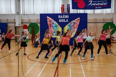 DAN O&Scaron; IVANEC Programom "Ra&scaron;iri krila&ldquo;, ispunjenim pjesmom, plesom i glumom, učenici obilježili Dan &scaron;kole