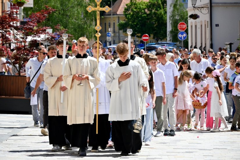 FOTO Tijelovska procesija sredi&scaron;njim varaždinskim ulicama i trgovima