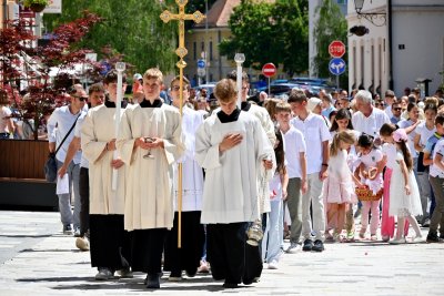 FOTO Tijelovska procesija sredi&scaron;njim varaždinskim ulicama i trgovima