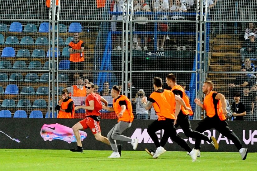 Privedeni slovenski navijači radi poku&scaron;aja uno&scaron;enja pirotehnike, oružja i sredstva za maskiranje.