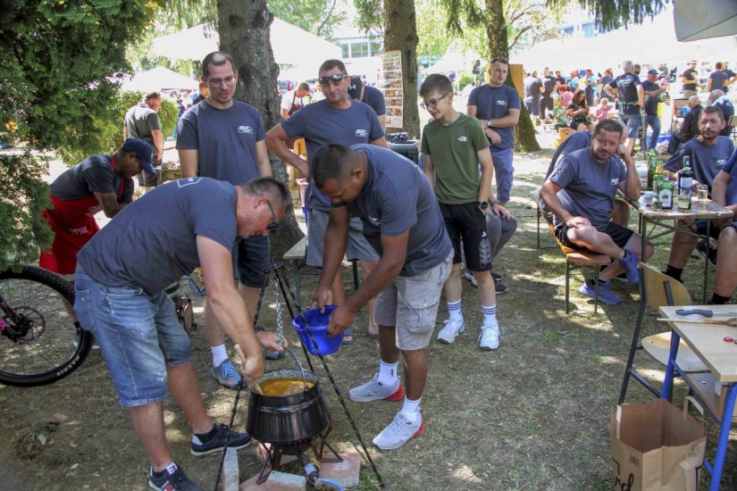 IVANEČKI KOTLIĆ Sutra glavna fe&scaron;ta: u natjecanju kuhanja gula&scaron;a u kotliću sudjeluje rekordnih 77 ekipa
