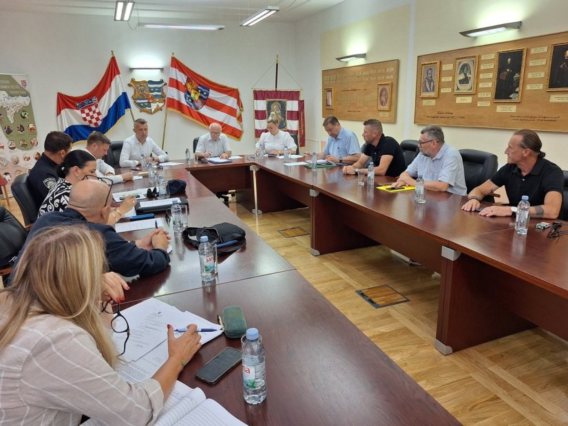 SIGURNOST U PROMETU Županijski savjet predlaže nova rje&scaron;enja za kamere, uspornike i izazove električnih vozila