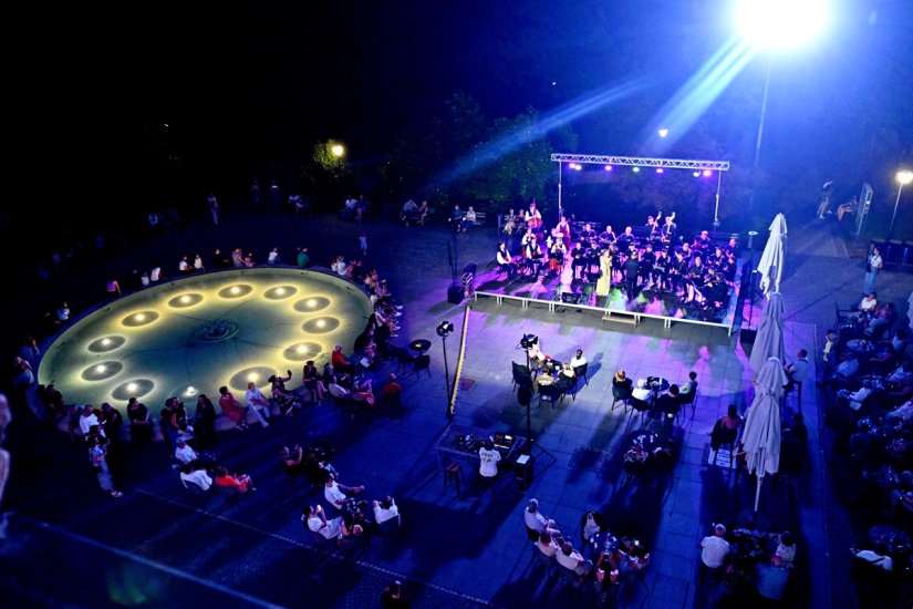 FOTO Varaždinski tambura&scaron;ki orkestar s orkestrom iz Poljske odu&scaron;evo koncetom kod fontane HNK