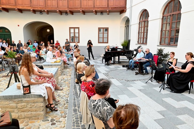 FOTO Koncert u mraku ispunio atrij Starog grada