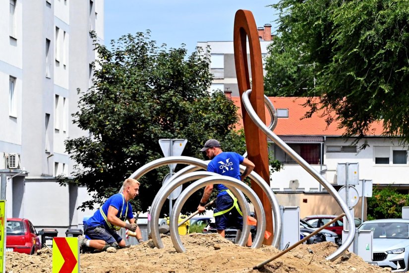 Na rotoru kod benzinske postaje u Đureku niče skulptura "igle i konca", koja podsjeća na važan simbol Varaždina
