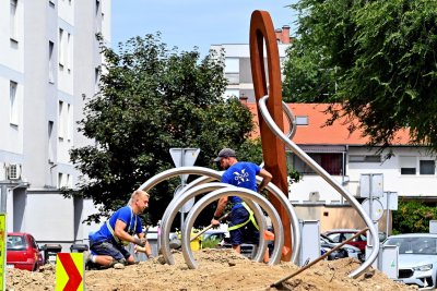 Na rotoru kod benzinske postaje u Đureku niče skulptura "igle i konca", koja podsjeća na važan simbol Varaždina