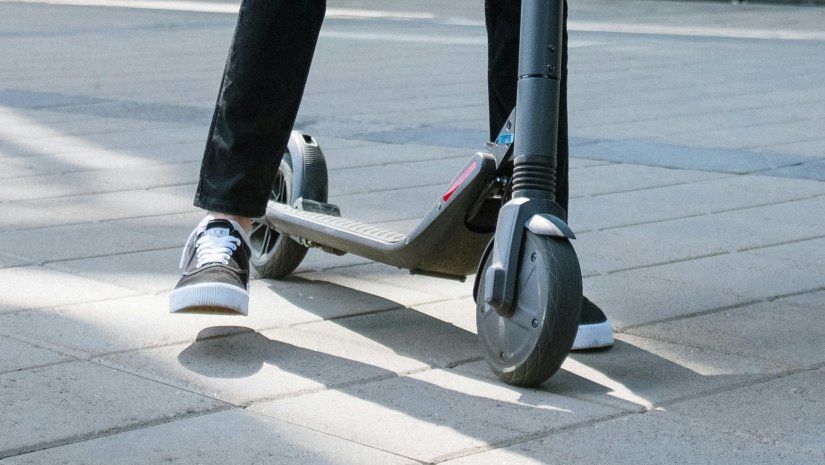 Vožnja na stražnjem kotaču električnog romobila zavr&scaron;ila padom