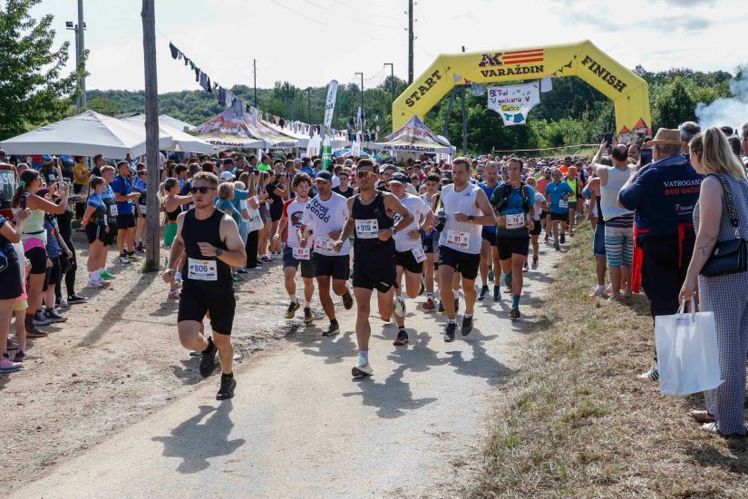 U GAĆICAMA V GAČICE Na stazi dugoj 18 km najbrži Danijel Peček i Simona Jambro&scaron;ić, najbolji Gačičanec Jurica Ratkaj