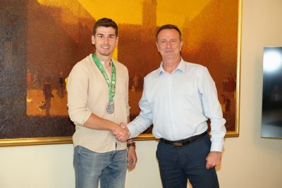 Neven Bosilj čestitao Enesu Gariboviću na osvojenoj srebrnoj medalji