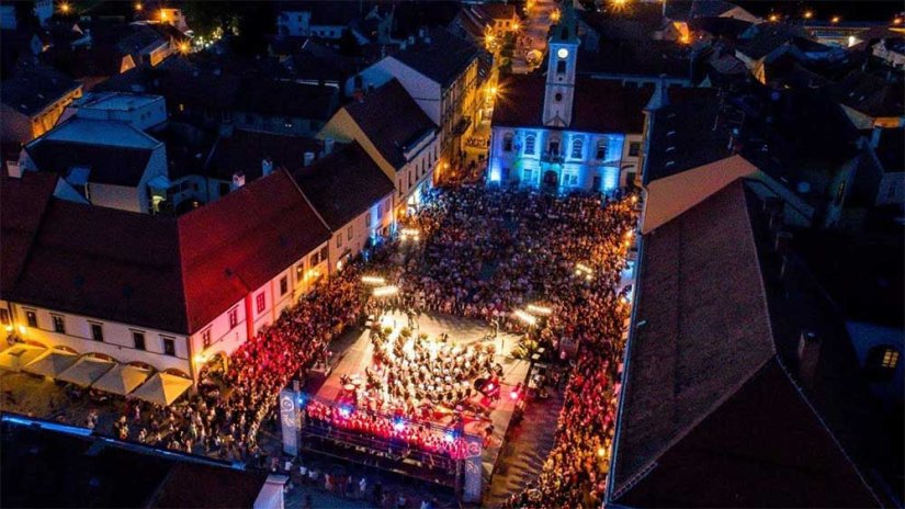 LJETO U VARAŽDINU Koncert benda Drugi program: specijalni gost &ndash; Filip Hozjak