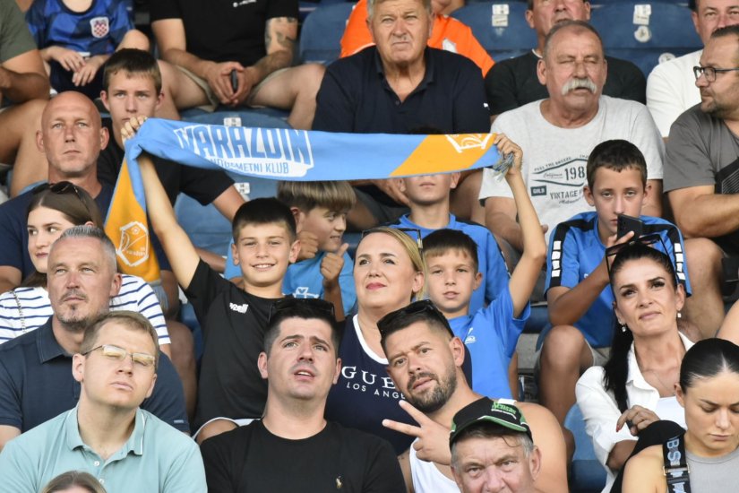 FOTO Nadmetanje Varaždina i Hajduka kao i uvijek privuklo ljubitelje nogometa na Gradski stadion