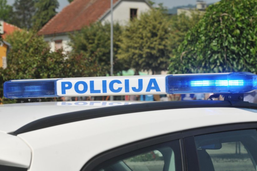 Vozio pijan pa sletio s ceste, zaustavio ga stup javne rasvjete
