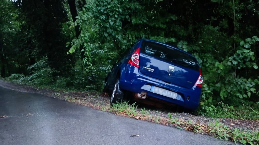 18-godi&scaron;njak u zavoju sletio s ceste, zavr&scaron;io u jarku