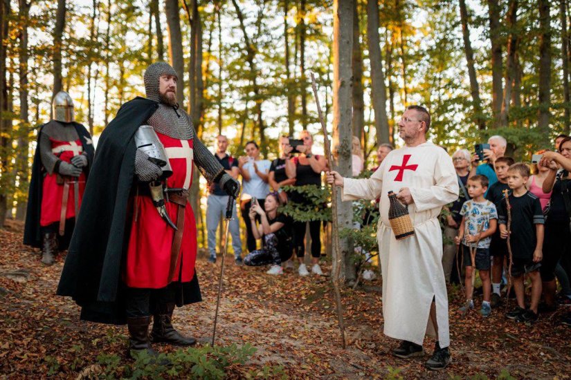 POHOD K ČRLENOM FRATRU Do utvrde Gradi&scaron;če i Vražjeg stolčeka hodočastilo dosad rekordnih 350-ak posjetitelja