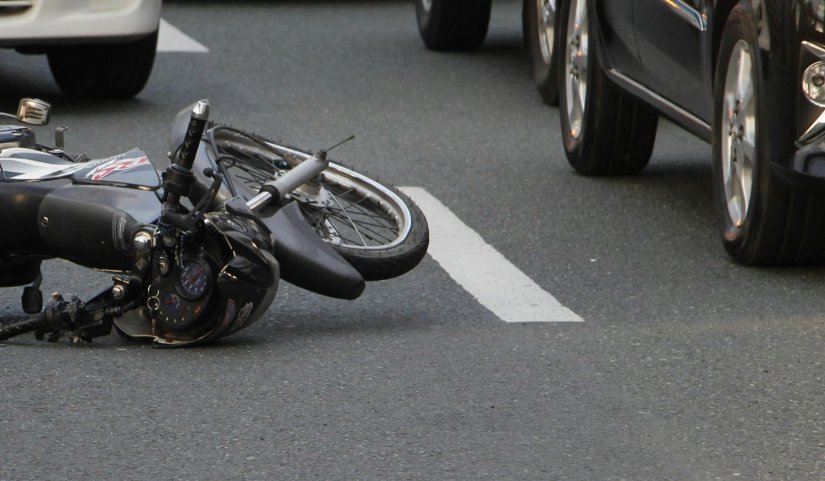 Pijan, bez vozačke i bez kacige vozio motor pa sletio u odvodni kanal