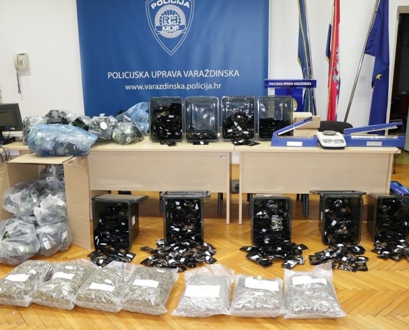 Pretragom pronađeno preko tri tisuće komada paketića sa sadržajem zelene biljne materije nalik na konoplju