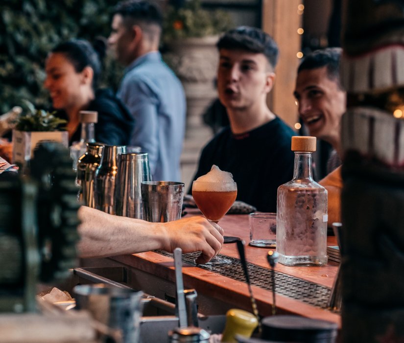 Nakon &scaron;to ih je konobarica odbila uslužiti alkoholnim pićem počeli su je vrijeđati, glasno negodovati, vikati i galamiti