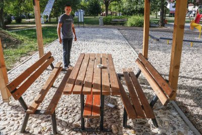 U IVANCU Vandali uni&scaron;tili nedavno uređen dječji barefoot park u Kumičićevoj; ali kamere sve snimile...
