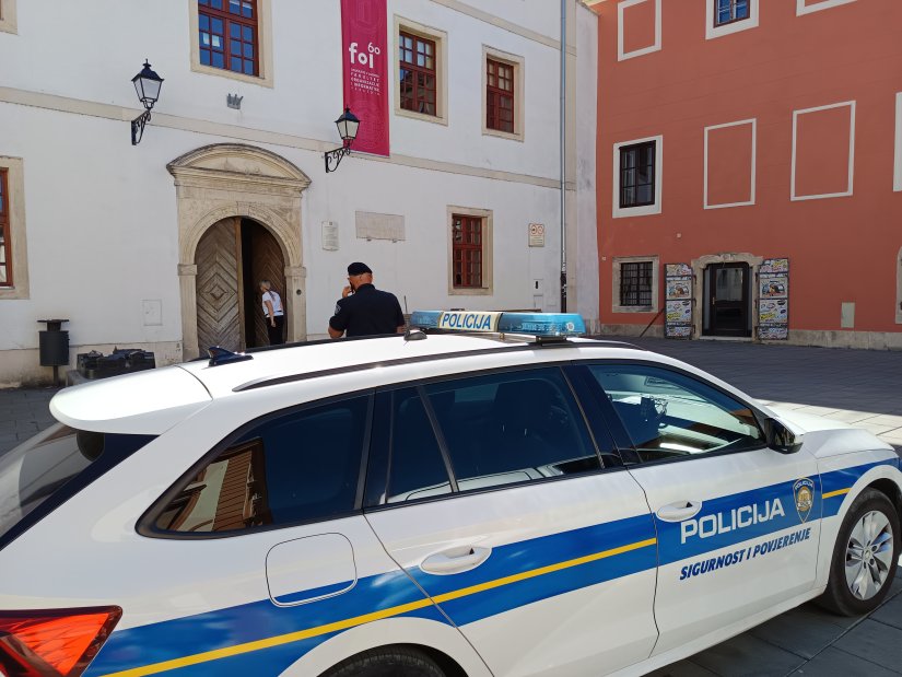 Dojava o bombi na FOI-ju lažna, djelatnici i studenti ponovno u zgradi fakulteta