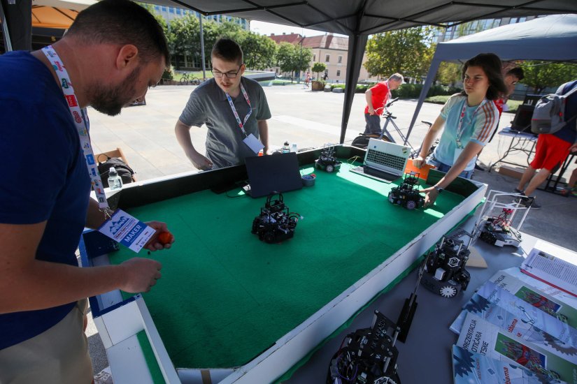 Prvi Maker Faire Varaždin okupio brojne makere, inovatore i posjetitelje na Kapucinskom trgu
