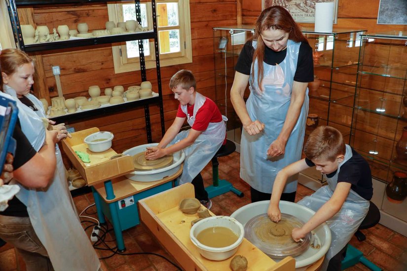 FOTO Male ruke čuvaju tradiciju: Počele radionice keramike u Etno kući Bedenec