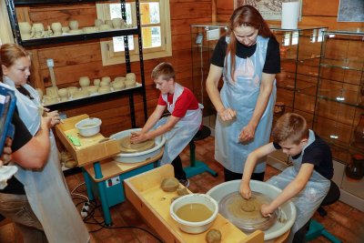 FOTO Male ruke čuvaju tradiciju: Počele radionice keramike u Etno kući Bedenec