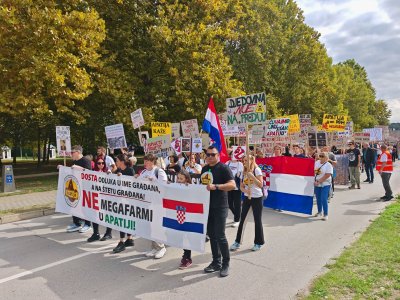 Prosvjednici protiv industrijskih megafarmi u Apatiji: "Dosta je odluka na &scaron;tetu građana!"