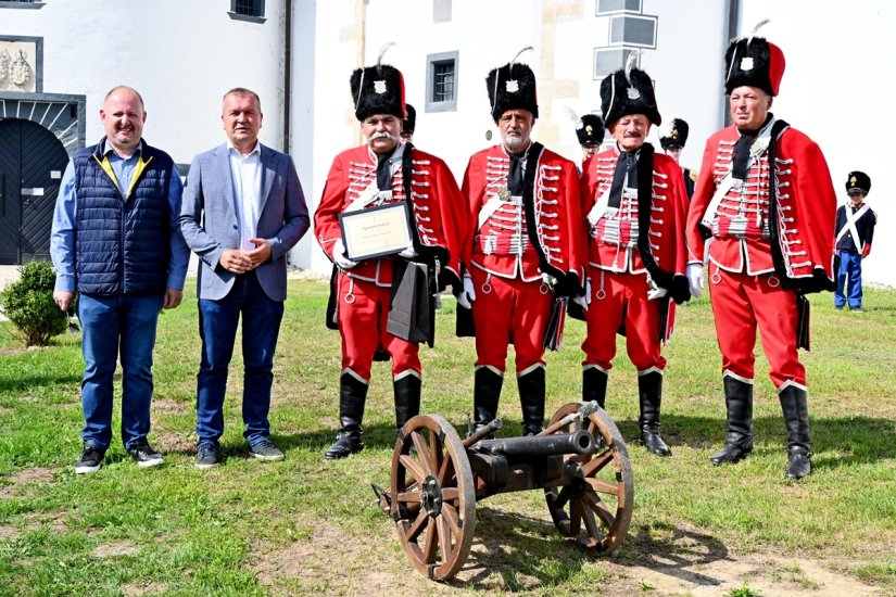 Ove subote održan glasni pucanj&nbsp;povodom 20 godina djelovanja županijske Husarske garde