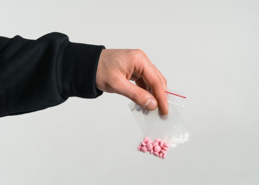 Troje hrvatskih državljana pod istragom zbog neovla&scaron;tene proizvodnje i prometa drogama i omogućavanja tro&scaron;enja droga