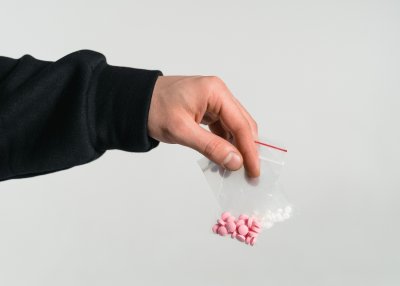 Troje hrvatskih državljana pod istragom zbog neovla&scaron;tene proizvodnje i prometa drogama i omogućavanja tro&scaron;enja droga