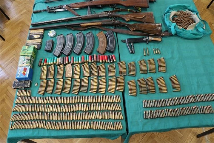 Rujanski "ulov" policije: Pi&scaron;tolji, revolver, poluautomatska pu&scaron;ka, stotine metaka...