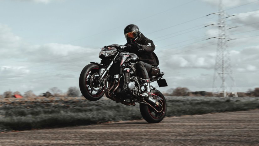 Vozio bez dozvole i na jednom kotaču, oduzet mu motocikl