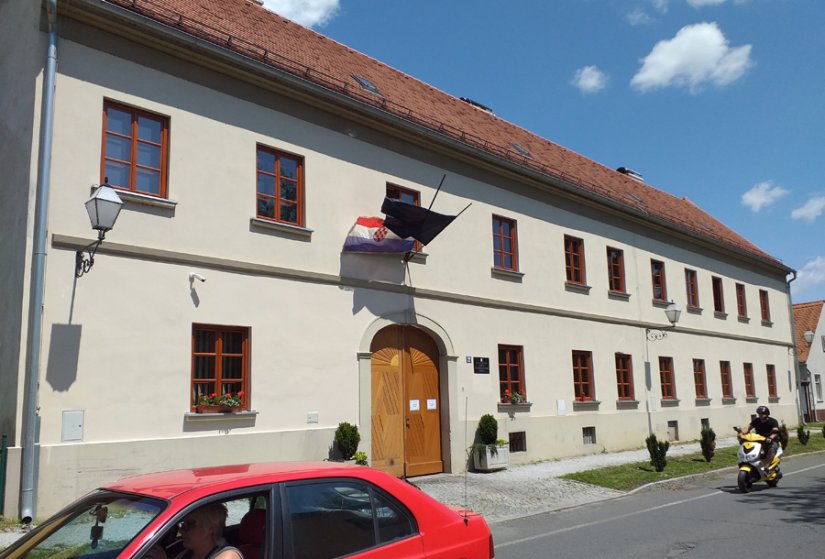 Uklanjanje članka zbog prava djece i/li (pre) kasne reakcije institucija i dru&scaron;tva?