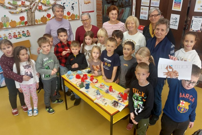 FOTO Udruga žena "Na&scaron;i cajti" povezala generacije kreativnom radionicom u topličkoj osnovnoj &scaron;koli
