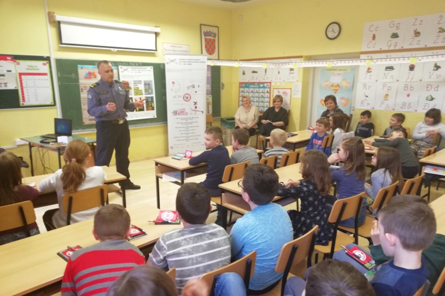 policija-predavanje-skola-madjarevo-pruga-2.jpg