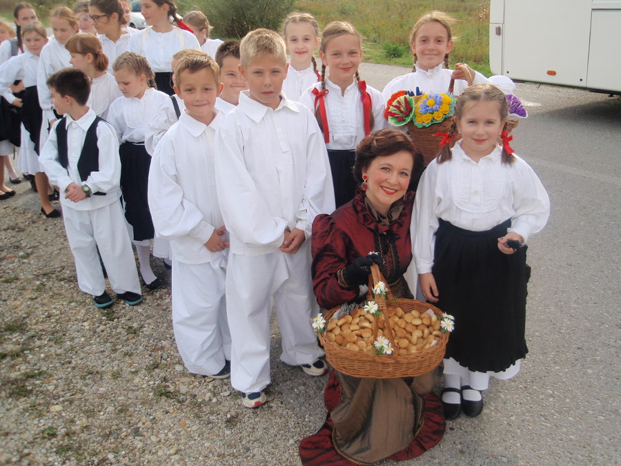 Svi_sveti_2_-_Grofica_Lujza_i_folklorasi_u_svecanoj_povorci.JPG